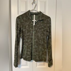 Define Jacket *Rulu Size 6
Colour Heritage Camo Dark Olive, Green Twill